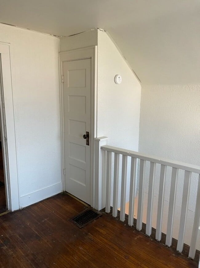 Building Photo - 2+ BEDROOM  1 BATHROOM HOUSE