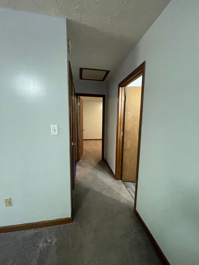 Building Photo - 2 BR 1 BA Eastside Duplex! Available for m...