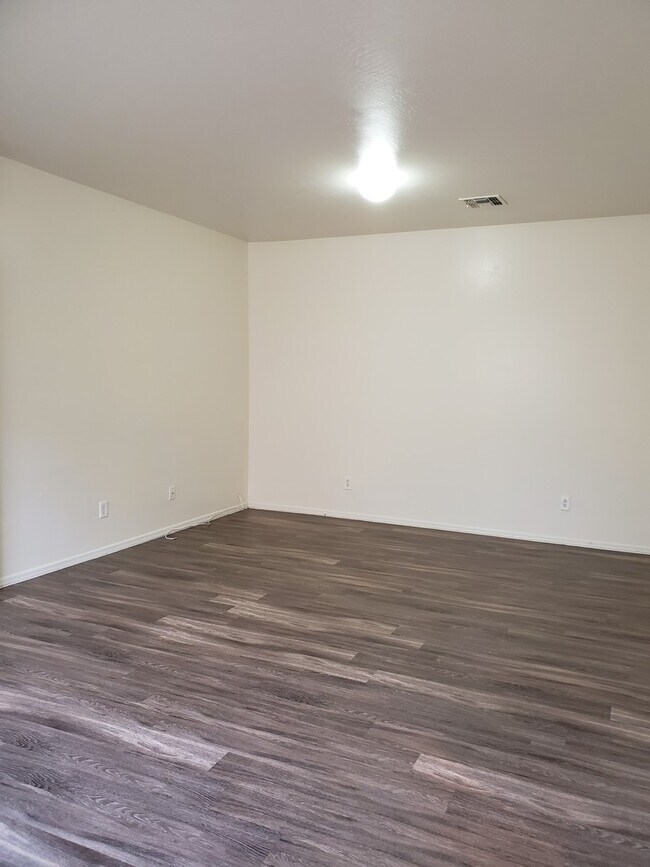 Building Photo - 3 bedroom 2.5 bath home - 2 car garage - S...