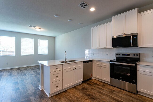 Building Photo - Beautiful 3 Bedroom, 3 Bathroom Home in Ro...
