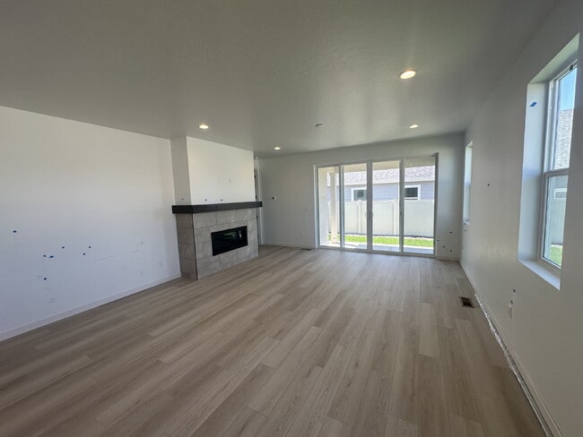 Building Photo - Brand New 4 Bed 2 Bath Home!