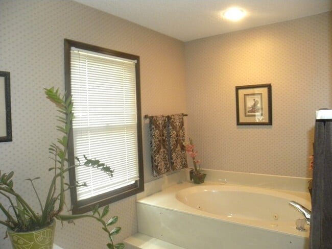 Building Photo - Hoggard school district, 6 Bedrooms, 2 Car...