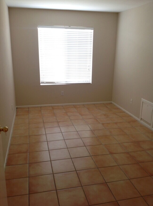 Building Photo - 3 BEDROOM, 2 BATHROOM CLOSE TO SCHOOLS!