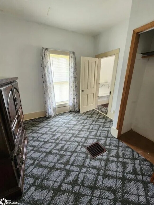 Building Photo - 1112 McClellan St