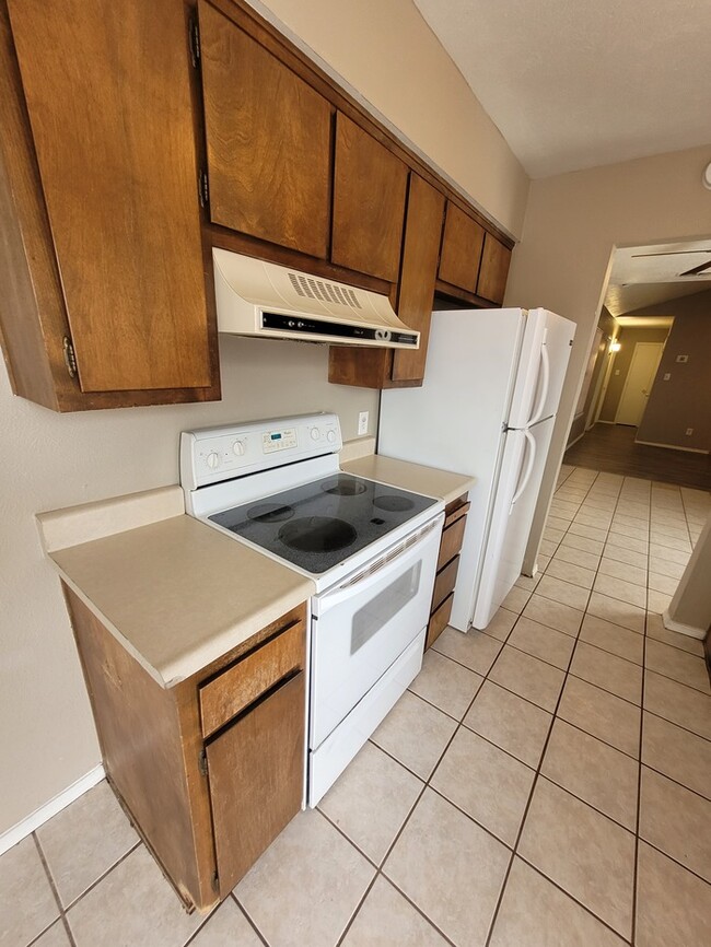 Building Photo - 2 bed 2 bath duplex unit