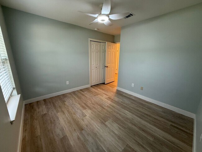 Building Photo - 420 Dolphin St