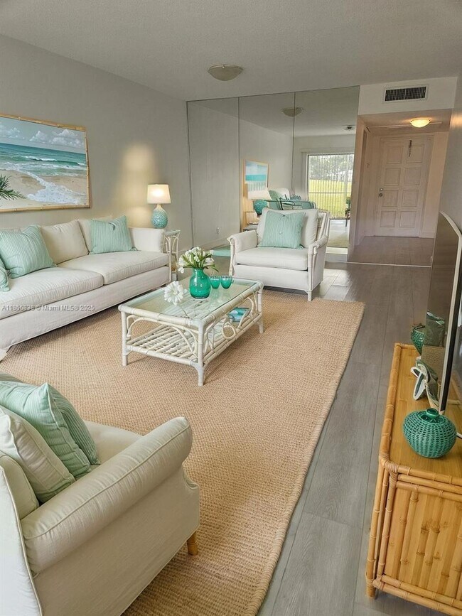 Building Photo - 2900 N Palm Aire Dr