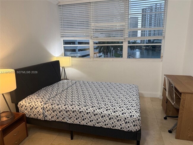 Building Photo - 801 Brickell Bay Dr