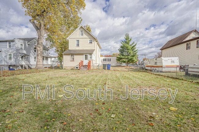 Building Photo - 121 Oak St