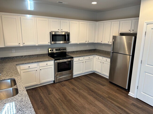 Building Photo - 2805 Plantation Way