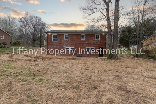 Building Photo - 2331 Woodleaf Dr
