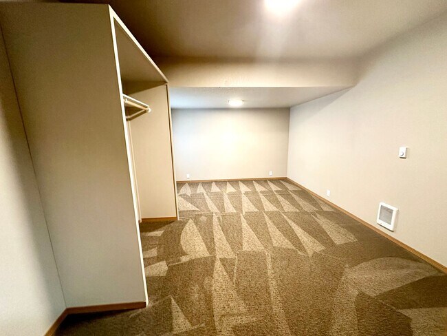 Building Photo - Updated Townhouse in Ellenbsurg