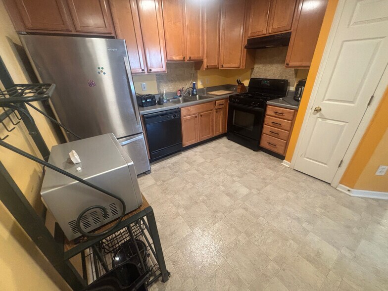 Building Photo - Room in Townhome on Ivory Run Way