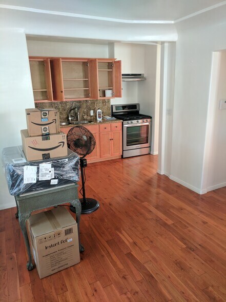 Building Photo - 1053 6th Ave