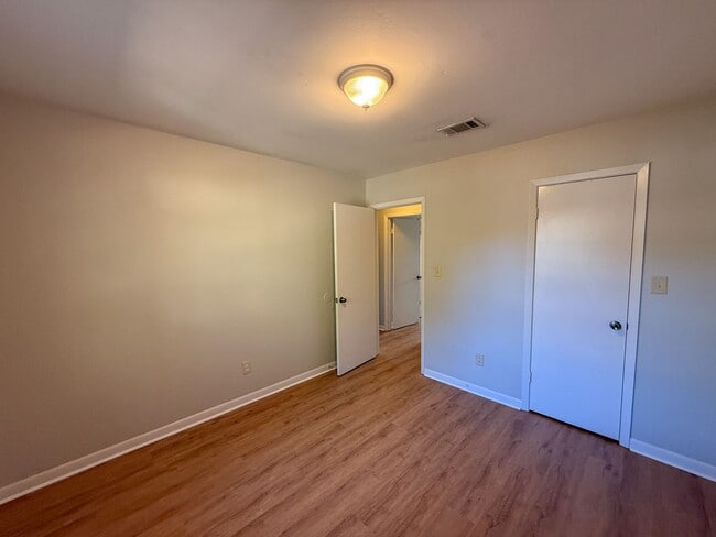 Building Photo - 2 Bedroom 1 Bath Duplex - Brand New Flooring and Paint!