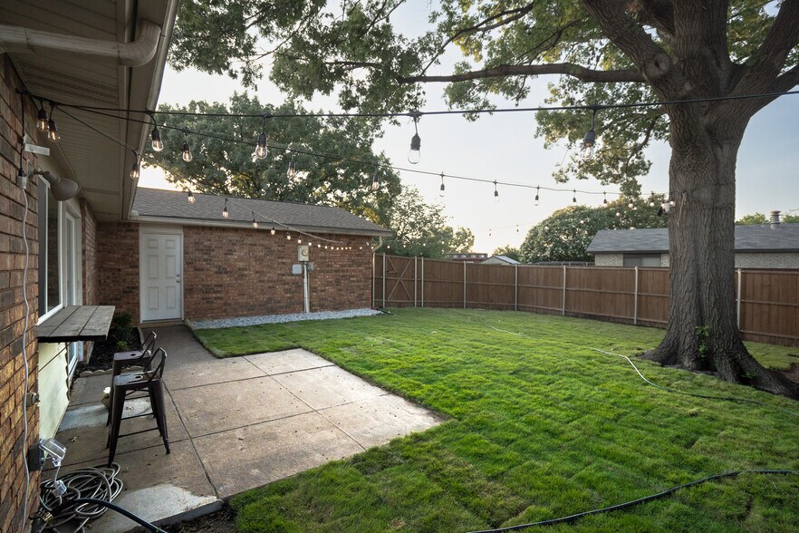Building Photo - 5097 Roberts Dr
