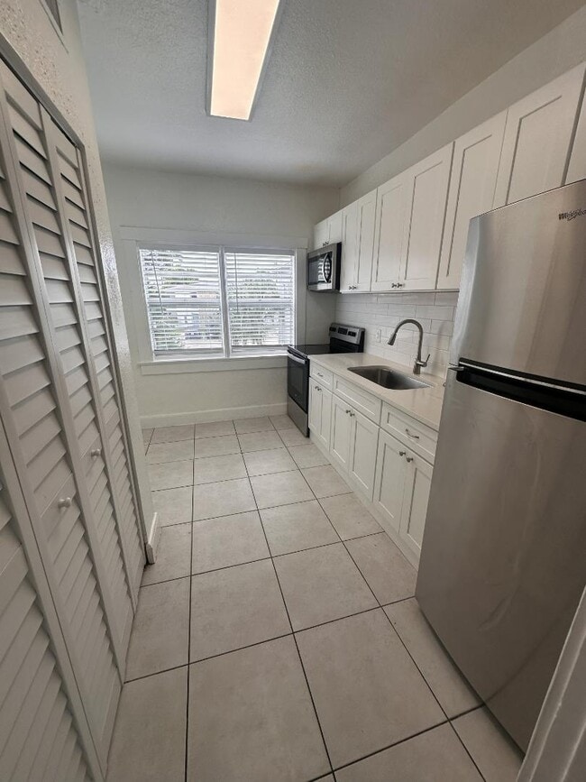 Building Photo - 215 S Seacrest Blvd