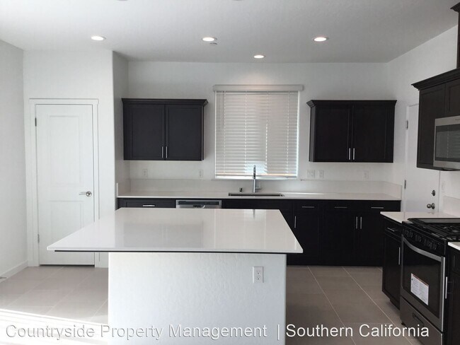 Building Photo - 4 br, 2.5 bath House - 3942 Wrenwood Avenue