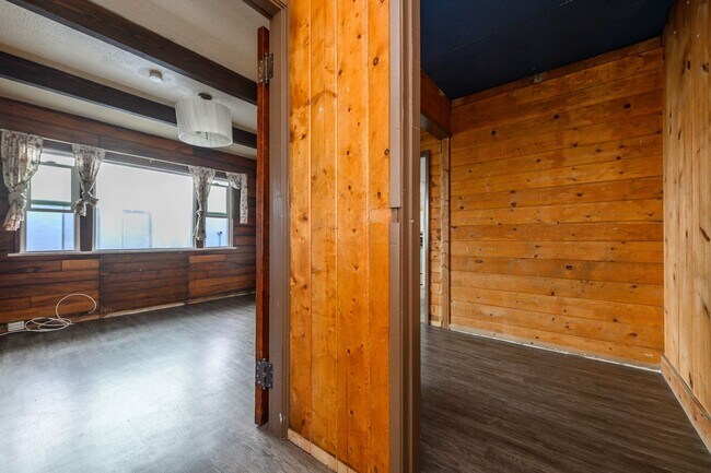 Building Photo - 1070 W Santa Ana Blvd