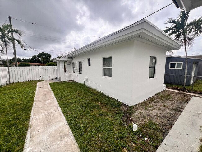 Building Photo - 612 NW 6th Ct