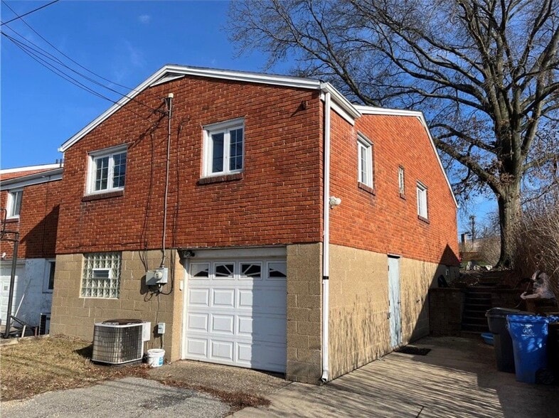 Building Photo - 135 Greenbriar Dr