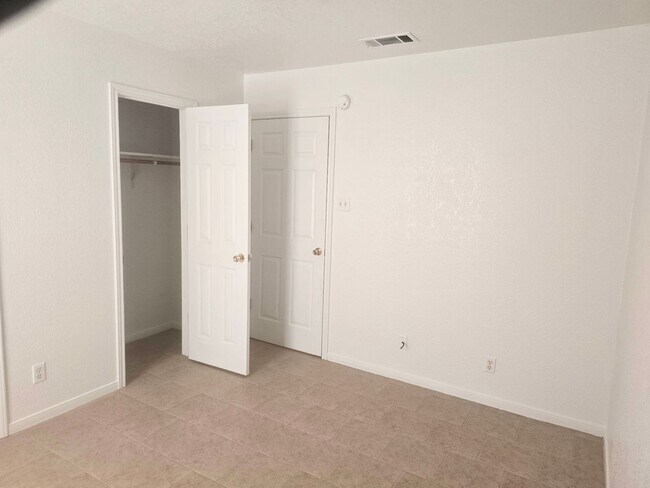 Building Photo - 1602 Van Zanten Dr