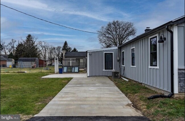 Building Photo - 259 Pinecrest Dr