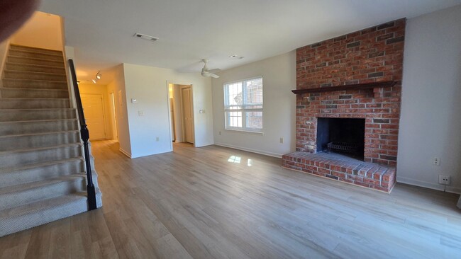 Building Photo - Charming 2 Bedroom Townhouse