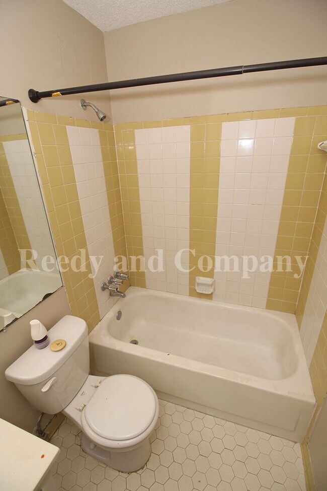 Building Photo - 5677 Fenway Dr