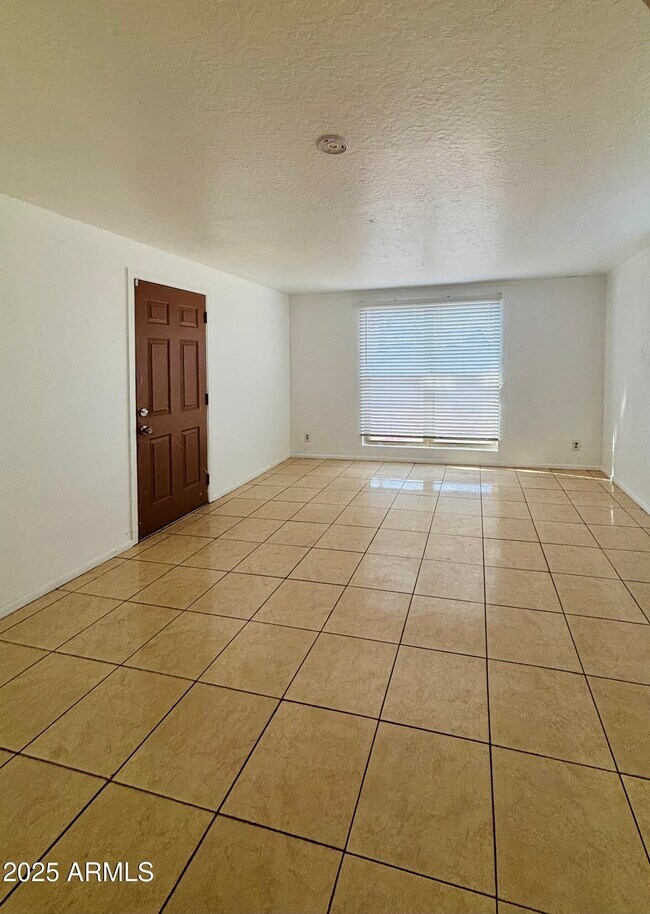 Building Photo - 4842 W Elm St