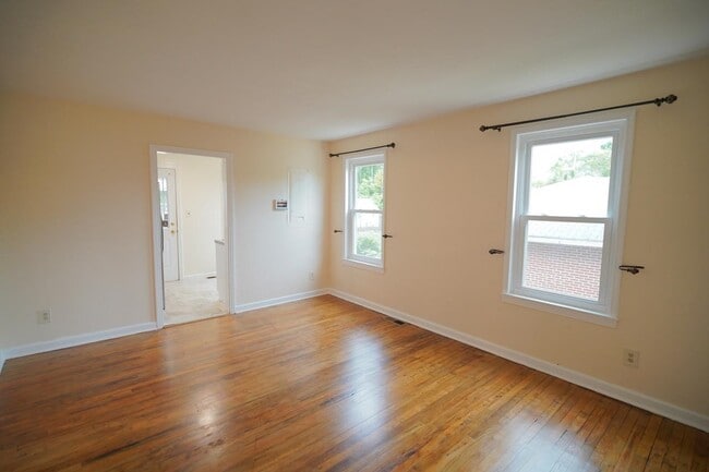 Building Photo - 212 W Osceola St