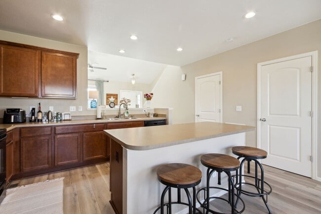Building Photo - Modern and Updated 3-Bedroom, 2.5 Bathroom Home with Solar in Windshire Park