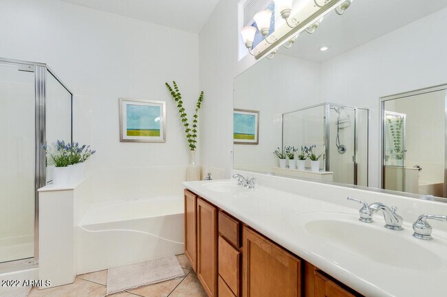 Building Photo - 2037 W Periwinkle Way