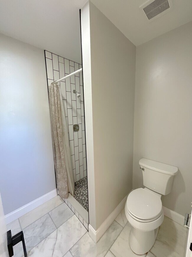 Building Photo - 4 Bedroom Home Available Near E Cheyenne M...