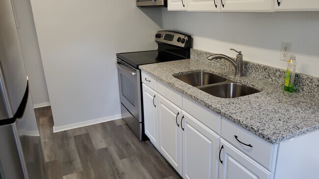 Building Photo - 3351 Hillsdale Ave