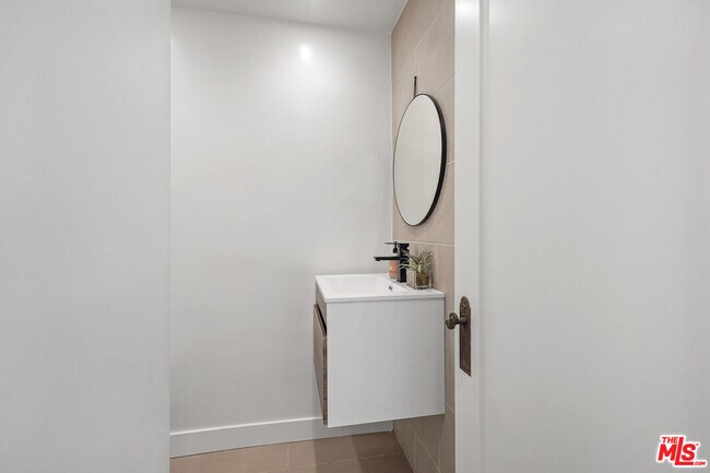 Building Photo - 712 N Rodeo Dr