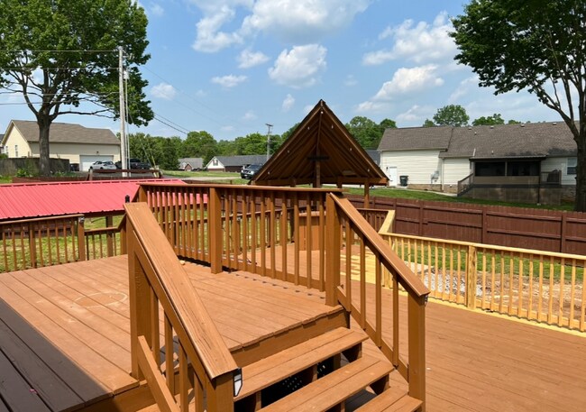 Building Photo - 305 Alexis St