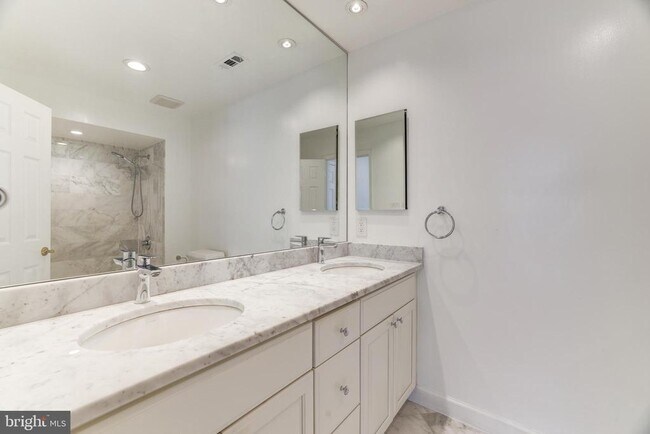 Building Photo - 1412 McLean Mews Ct