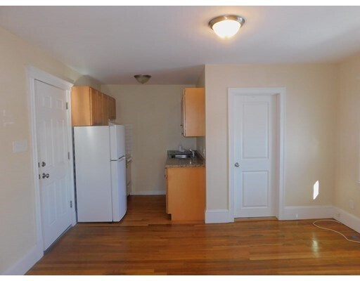 Building Photo - 483 Newport Ave