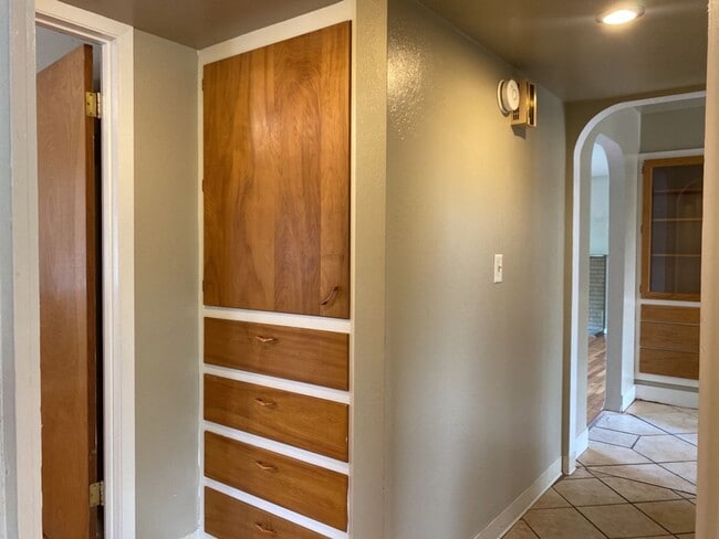 Building Photo - STUDENTS WELCOME! Ranch Home w/ Finished Basement, Fenced Yard and Two Kitchens