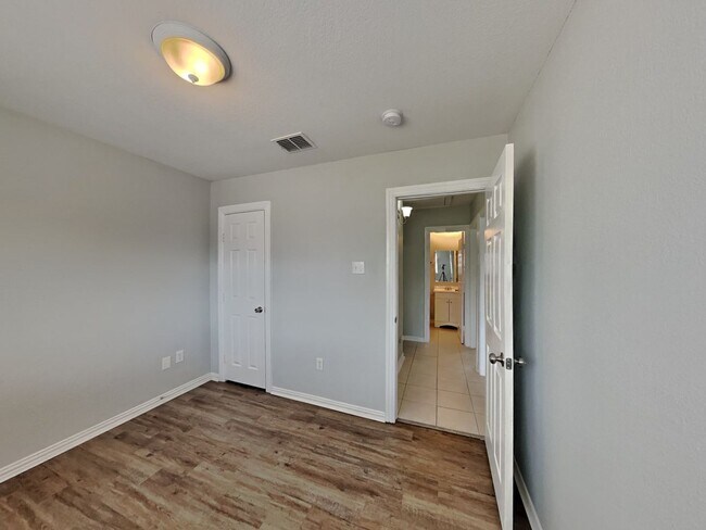 Building Photo - Coming Soon! 4BR/3BA | Newly Renovated Single Family Home | Fenced  yard | In Grand Prairie!
