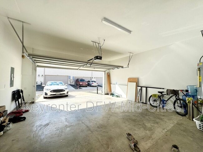 Building Photo - 9927 Tolbert St