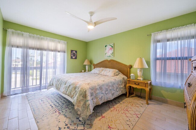 Building Photo - Hillside Home-3 bedrooms- 2 baths -2 car garage- Furnished-Available Now !