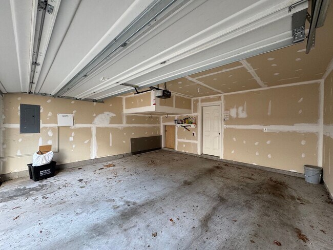 Building Photo - Beautiful And Spacious 3 Bed 3.5 Bath Interior Brick Townhome With Balcony In Hastings Marketplace