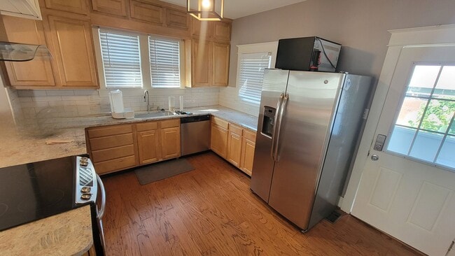 Building Photo - Renovated 3 Bedroom 3 Bathroom