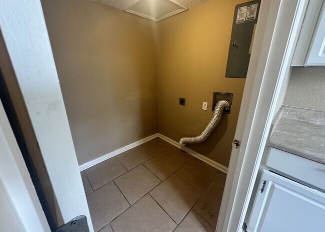 Building Photo - 2BD/1.5B Apartment in Adel