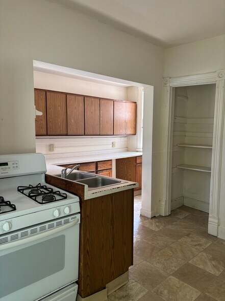 Building Photo - 319 N Pinckney St