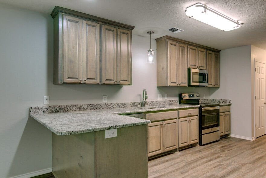 Kitchen - 911 Pecorella St E