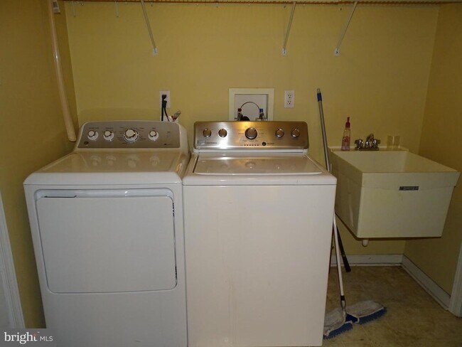 Building Photo - 213 Silverbell Ct