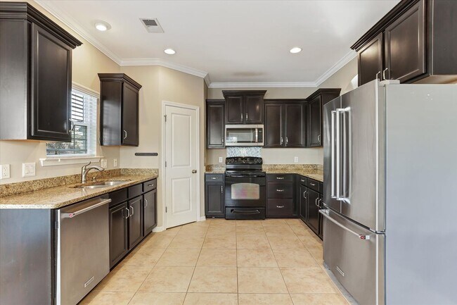 Building Photo - Cute 3 bedroom 2 bath